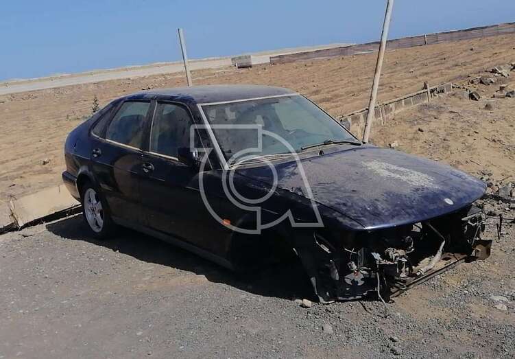 Coche dejado en un camino de Ojos de Garza por una grúa/TA.